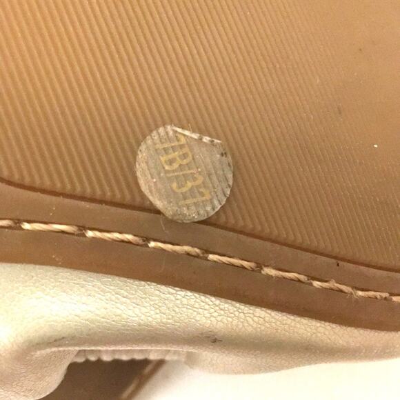 BCBGeneration golden flats sz 7 EUC look like new - Picture 6 of 7